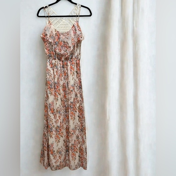 Dresses & Skirts - Floral Maxi Dress with elegant Crochet Detail